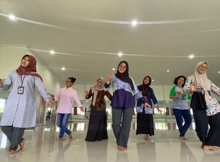 Darma Wanita Kampus AKN Seni  dan Budaya Yogyakarta Adakan Latihan Tari Klasik Gaya Yogyakarta