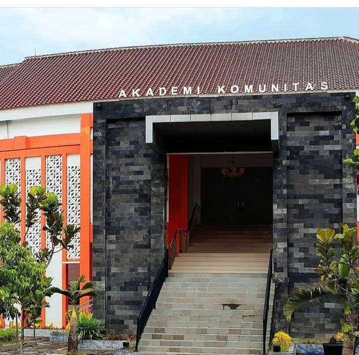 Sosialisasi PMB Sasar SMK Dengan Kejuruan Yang Sesuai Prodi Di AKN Senbud Yk