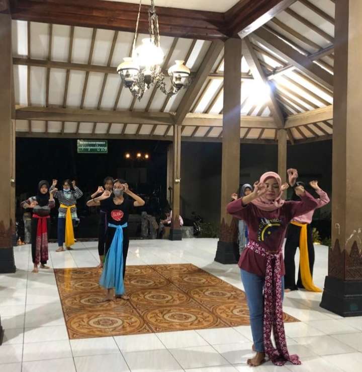 Pendamping Desa Budaya Alumni AKN Senbud Yk Persiapkan Warga Tampilkan Tarian Di NYIA