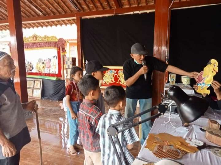 Anak-anak Peroleh Edukasi Tatah Sungging Wayang Kulit Dari Prodi Kriya Pada PKL  Di Jatimulyo