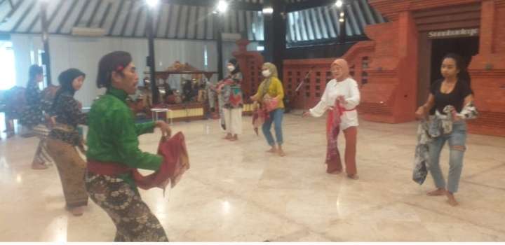 Alumni AKN Senbud YkMelatih Tari Klasik Gaya Yogyakarta Gratis Bagi Pengunjung Museum Sonobudoyo