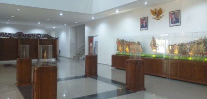 Media Display Wayang AKN Senbud Yk Untuk Apresiasi  Karya Mahasiswa Dan Alumni Prodi Kriya Kulit