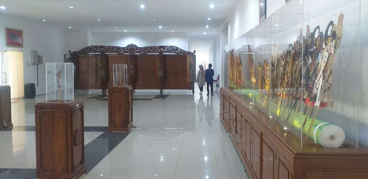 Manfaat Lebih Dari Media Display Wayang Kulit AKN Senbud Yk