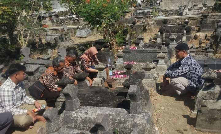 Ziarahi Pusara Tokoh Seniman Awali Dies Natalis Ke-3 AKN Senbud Yk