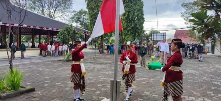 Peserta Upacara HUT RI Ke 78 Di Lapangan AKN Senbud Yk Kenakan Pakaian Gagrak Yogyakarta