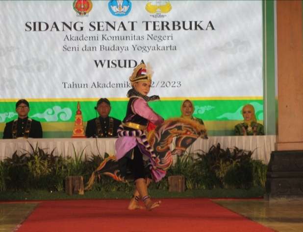 Fai, Mahasiswa Difabel Tuli AKN Senbud Yk Bawakan Tarian Ciptaannya Di Acara Wisuda