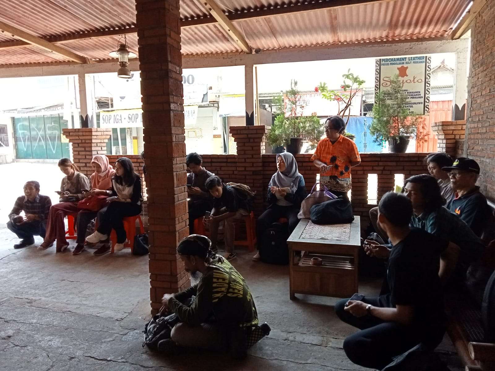 Mata Kuliah Bahan Tatah Kulit Prodi Kriya Adakan Kuliah  Praktek Ke Suyoto Leather