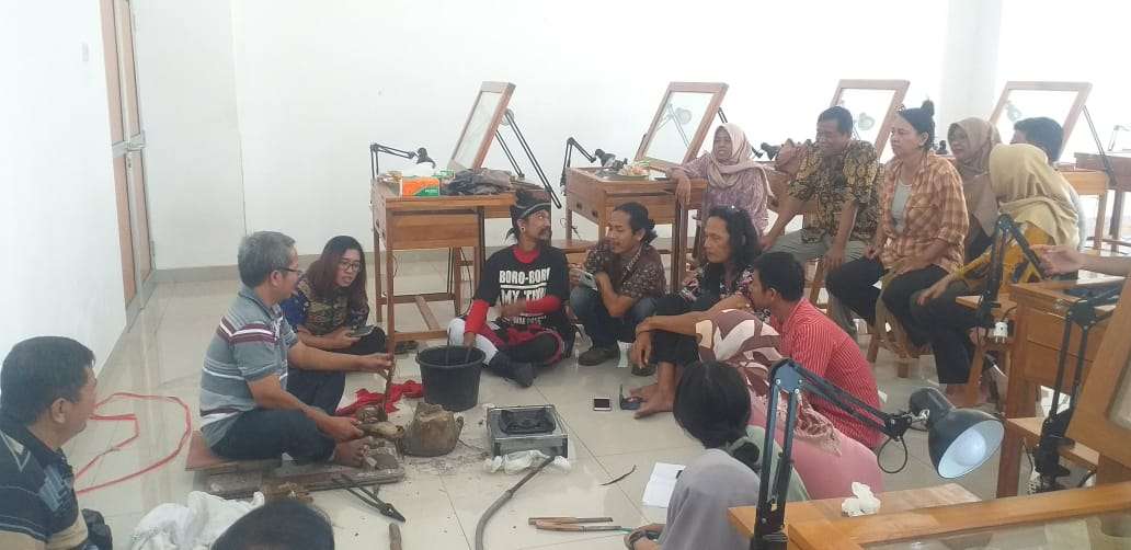Pertama Kali Adakan Praktek Pembelajaran Pembuatan Gapit Wayang Kulit Di AKN Senbud YK