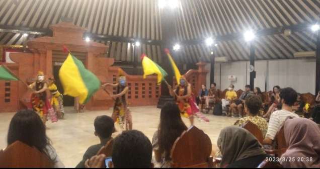 Satu Bulan Masa Kuliah Aktif, AKN Senbud Yk Pentaskan Mahasiswanya Di Pendopo Museum Sonobudoyo