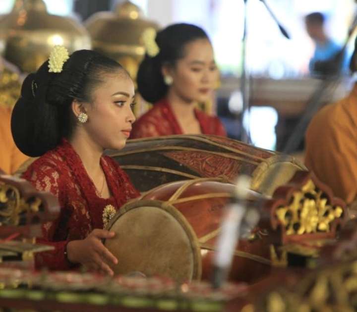 Tania, Mahasiswa AKN Senbud Yk Pengendang Perempuan Pertama Yang Tampil Di Bangsal Srimanganti