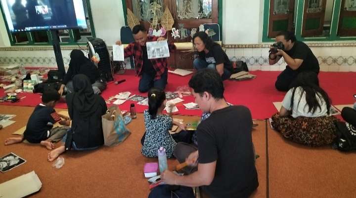 Mahasiswa AKN Senbud Yk Adakan Workshop Pembuatan Wayang Dari Limbah Kardus