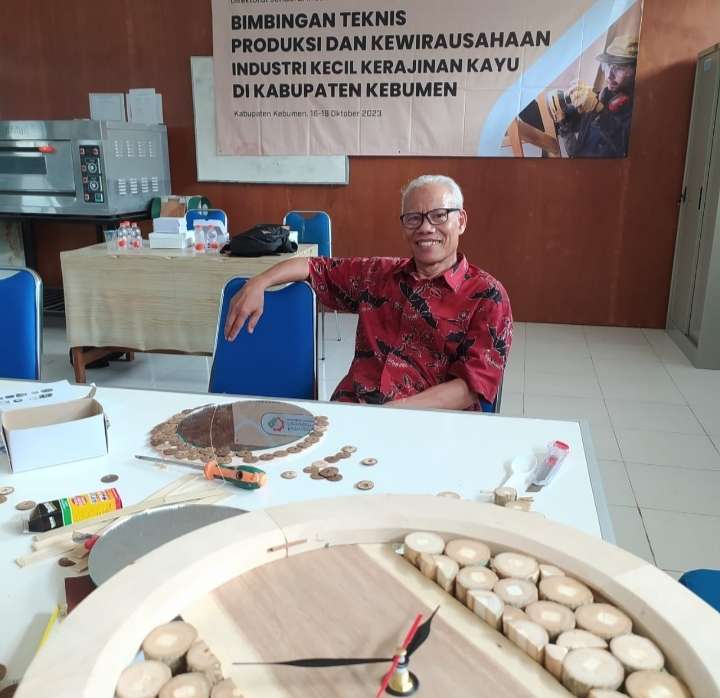 Dosen Kriya AKN Senbud Yk  Beri Pelatihan Memanfaatkan Limbah Kayu Bekas Jadi Nilai Seni Yang Tinggi