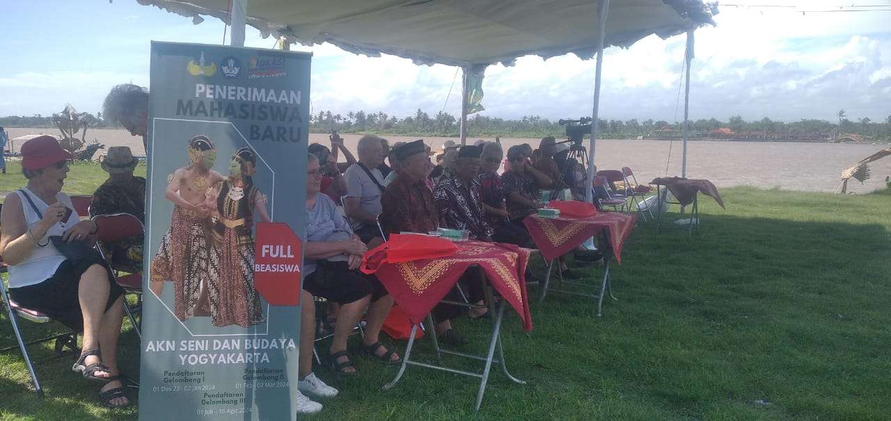 Turis Asal Nedherland Kagumi Tarian Tyas Muncar Saat Kunjungi PKL AKN Senbud YK di Laguna View