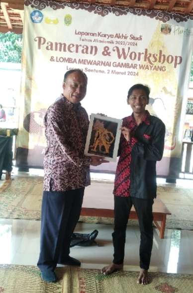 Penyerahan Cindramata Dari AKN Senbud Yogyakarta, Tandai Kerjasama Budaya Dengan Kalurahan Pleret