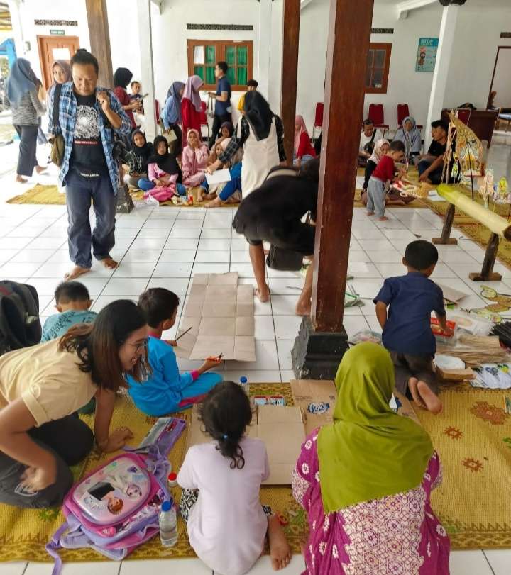 Perkenalkan wayang Gagrak Yogyakarta Melalui Workshop  Wayang Berbahan Kardus Bekas