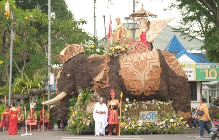 Miko, Mahasiswa Prodi Kriya Turut Sukseskan Parade Mobil Hias Hari Gerak Nasional 2024