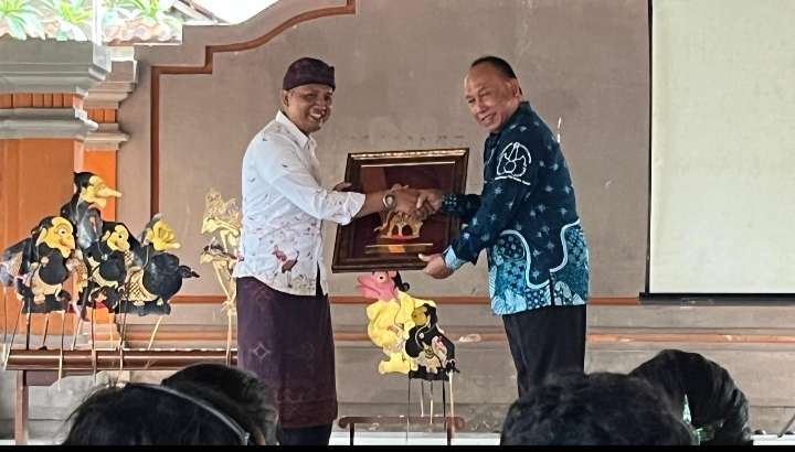 AKN Senbud Yk Serahkan Cinderamata Tanda Dimulai Kerjasama Dengan ISI Denpasar Dalam Event PKB 2024