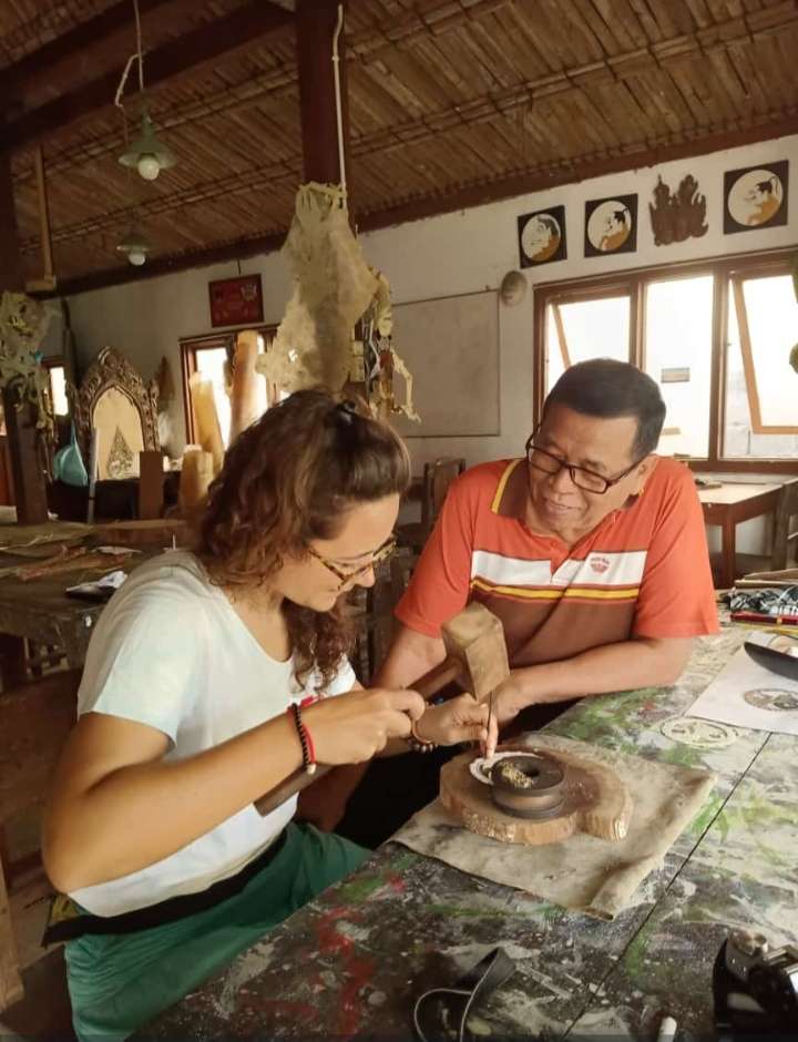 Beda Bahasa Tak Jadi Kendala Ajarkan Tatah Sungging Wayang Kulit Pada Turis Asing