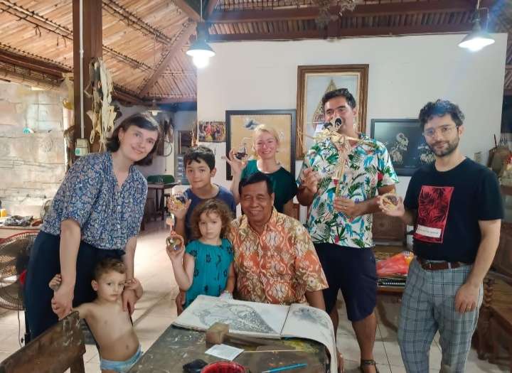 Intruktur Kriya AKN Senbud Yk Kenalkan  Wayang Kulit Dan Teknik Tatah Sungging Pada Warga Slovenia