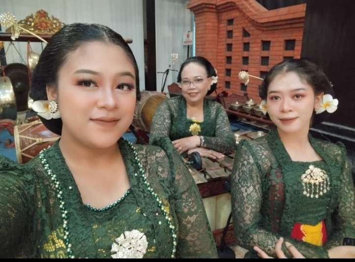 Pementasan Terakhir  Mahasiswa Angkatan X Di Museum Sonobudoyo Sebelum Wisuda
