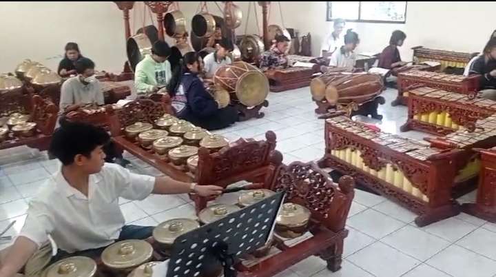 Workshop Hari Ke Dua SMA Tumbuh Yogyakarta Praktek Menabuh Alat Musik Karawitan