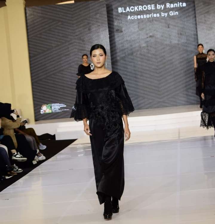 Asesoris Tatah Sungging Mahasiswi Prodi Kriya Dipakai Desainer Kondang Dalam Jogja Fashion Trand