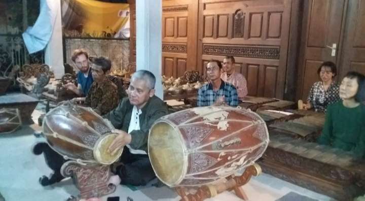 Untuk Kenang Almarhum, Wadir AKN Senbud Yk Rutin Ikuti Pentas Karawitan Di Pendopo Ki Tjokrowasito
