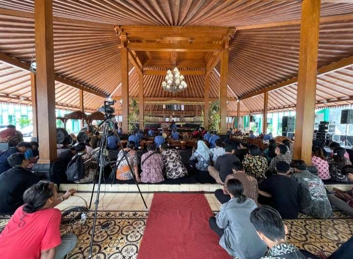 Satu Hari AKN Senbud YK Sukses Gelar Ruwatan, Sarasehan Dan Pentas Kolaborasi Dosen Mahasiswa