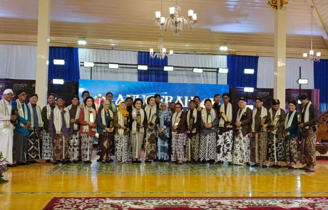 Dua Instruktur AKN Senbud YK Terima Langsung Anugerah Upakarya Budaya Dari Gubernur Provinsi DIY