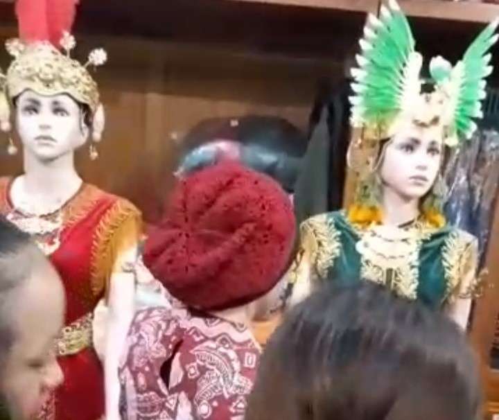 Praktek Tata Rias Dan Buasana Lengkapi Skil Mahasiswa Tari AKN Senbud Yk