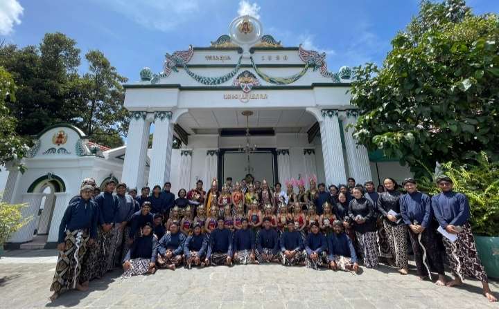 Perdana Di 2025, AKN Senbud Yk Tampilkan Senggono Duto Di Keraton Ngayogyakarta Hadiningrat