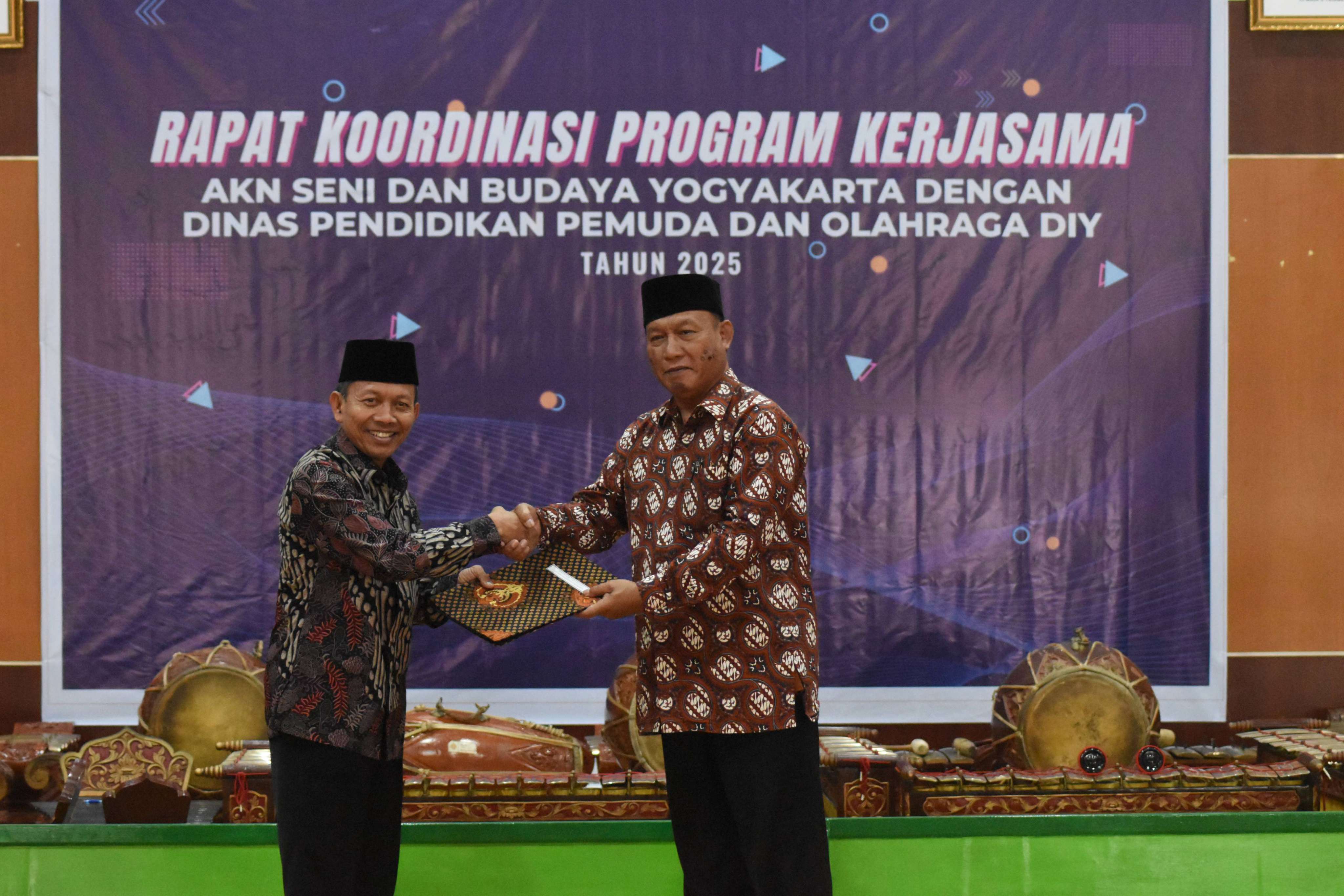 Serah Terima Jabatan Direktur AKN Seni Budaya Yogyakarta, Prof. Dr. Kuswarsantyo,M.Hum Resmi Pimpin 