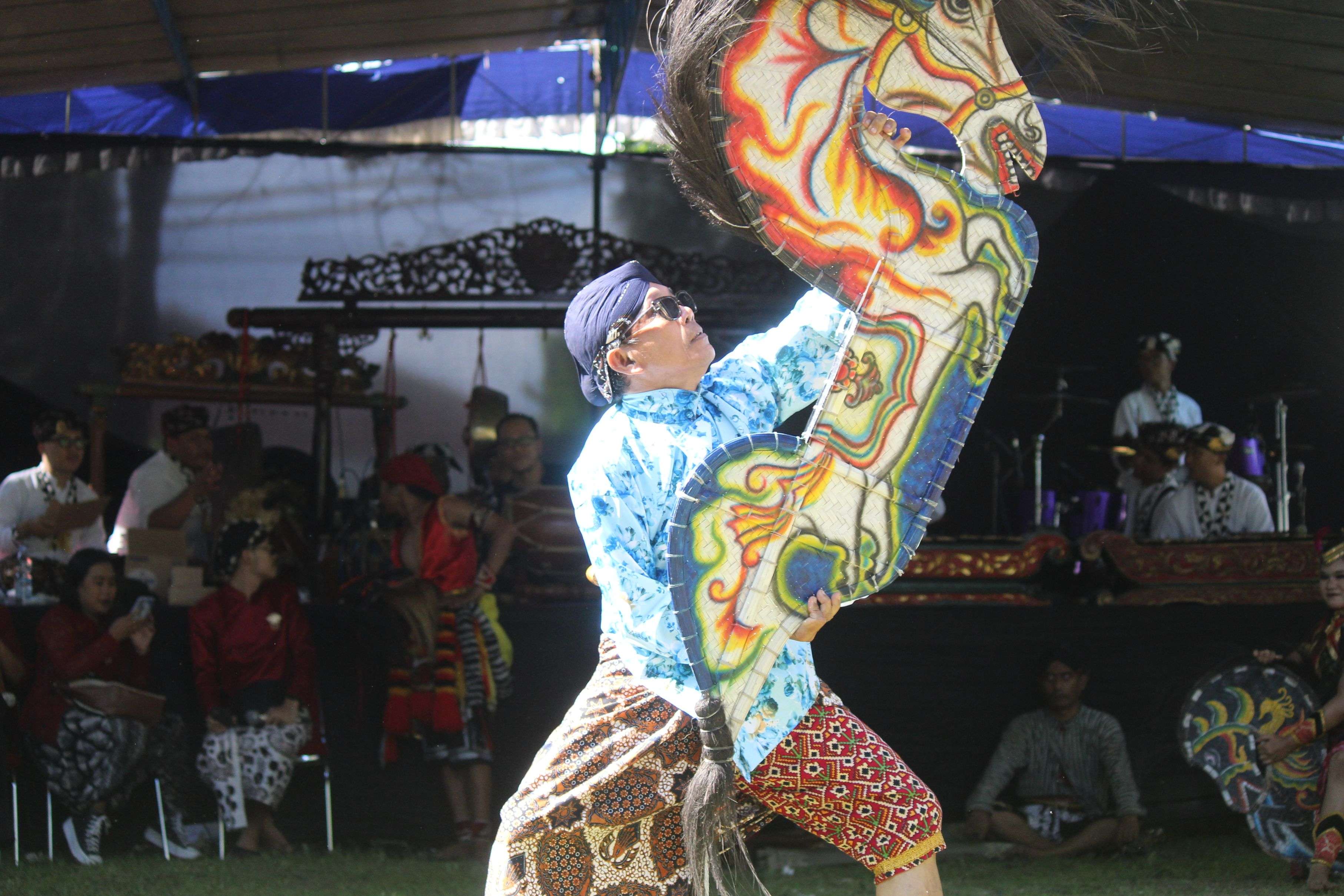 Direktur AKN Seni dan Budaya Yogyakarta Turut Menari Jathilan dalam Peringatan Hari Tari Dunia