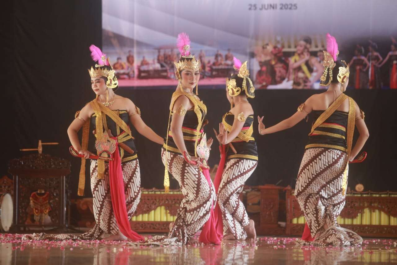 Penonton Antusias Saksikan Pentas LKAS Prodi Seni Tari AKN Seni dan Budaya