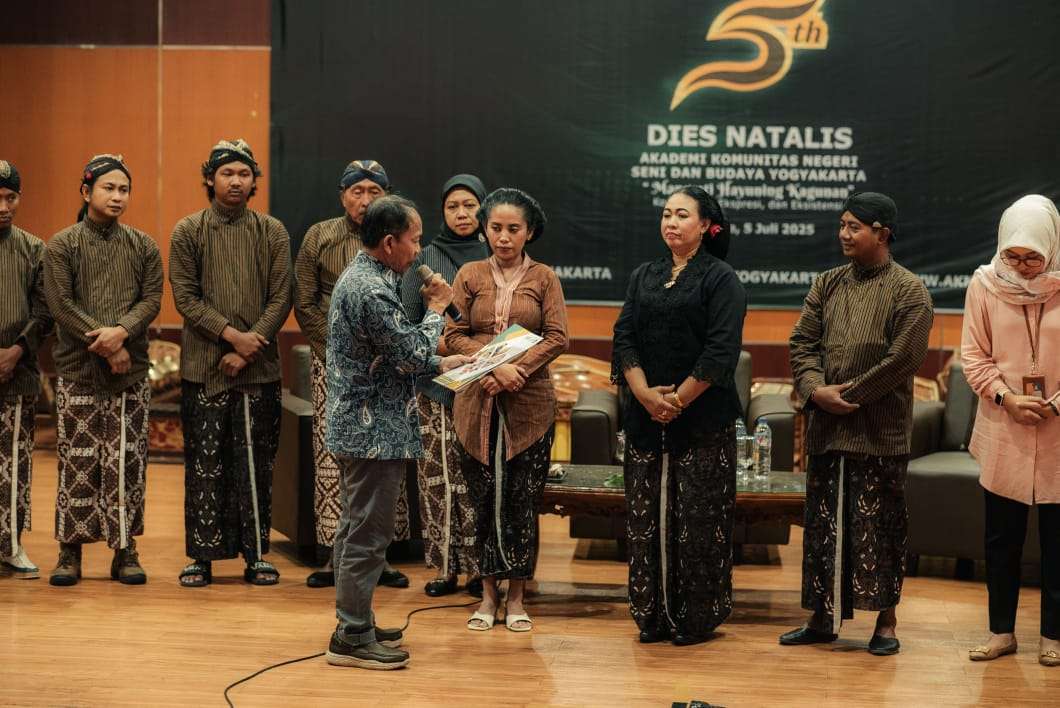 Direktur AKNSBY Melantik Pengurus Forum Alumni KAMIKINISIDARTA