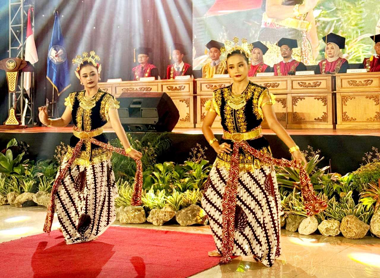AKN SBY Persembahkan Tari Sekar Pudyastuti Pada Wisuda AKN Putra Sang Fajar Blitar