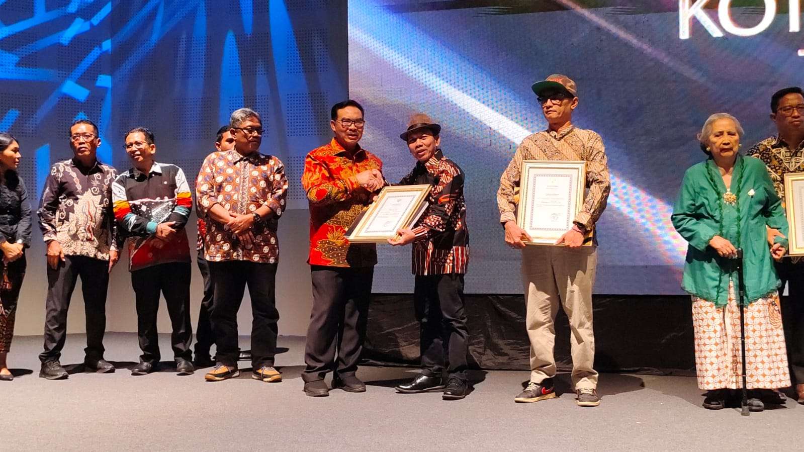Diserahkan Walikota Yogyakarta, Direktur AKNSBY Raih Penghargaan Pelestari Warisan Budaya Benda dan