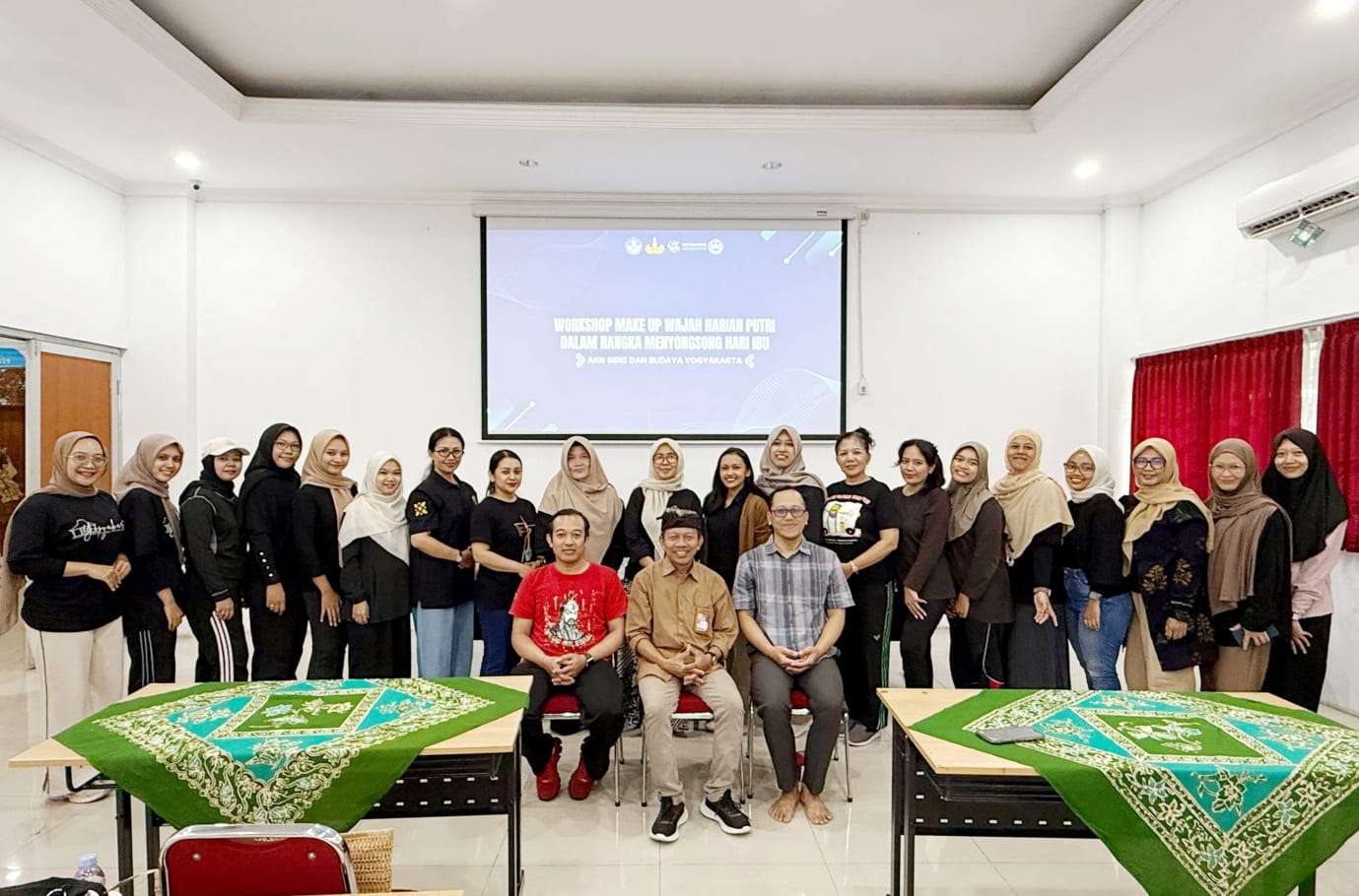 Songsong Hari Ibu, Dharma Wanita AKNSBY Selenggarakan Workshop Tata Rias