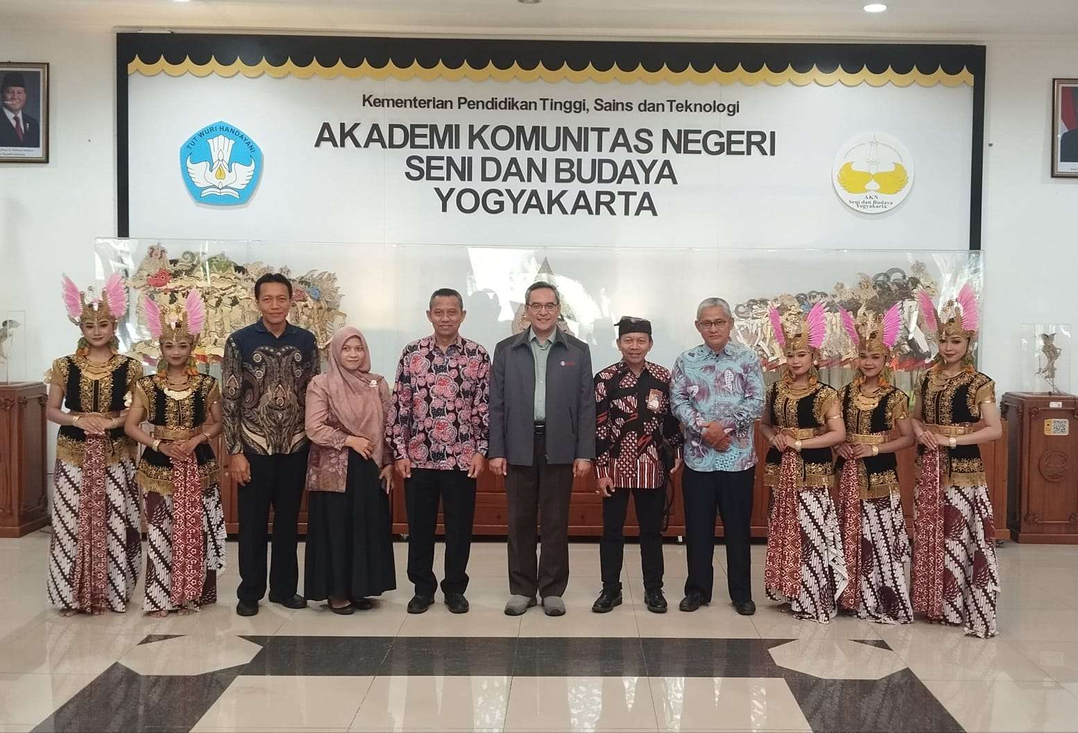 Mahasiswa AKNSBY Ketika Kuliah Sudah Bekerja, Kemdiktisaintek Berikan Apresiasi
