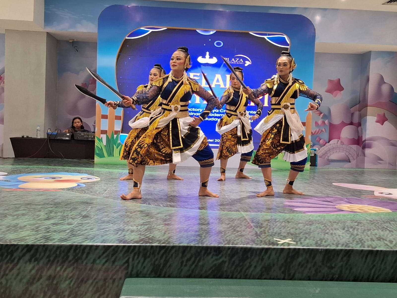 Gelar Ujian Koreografi di Plaza Ambarrukmo, Mahasiswa AKN Seni dan Budaya Yogyakarta Unjuk Karya Sek