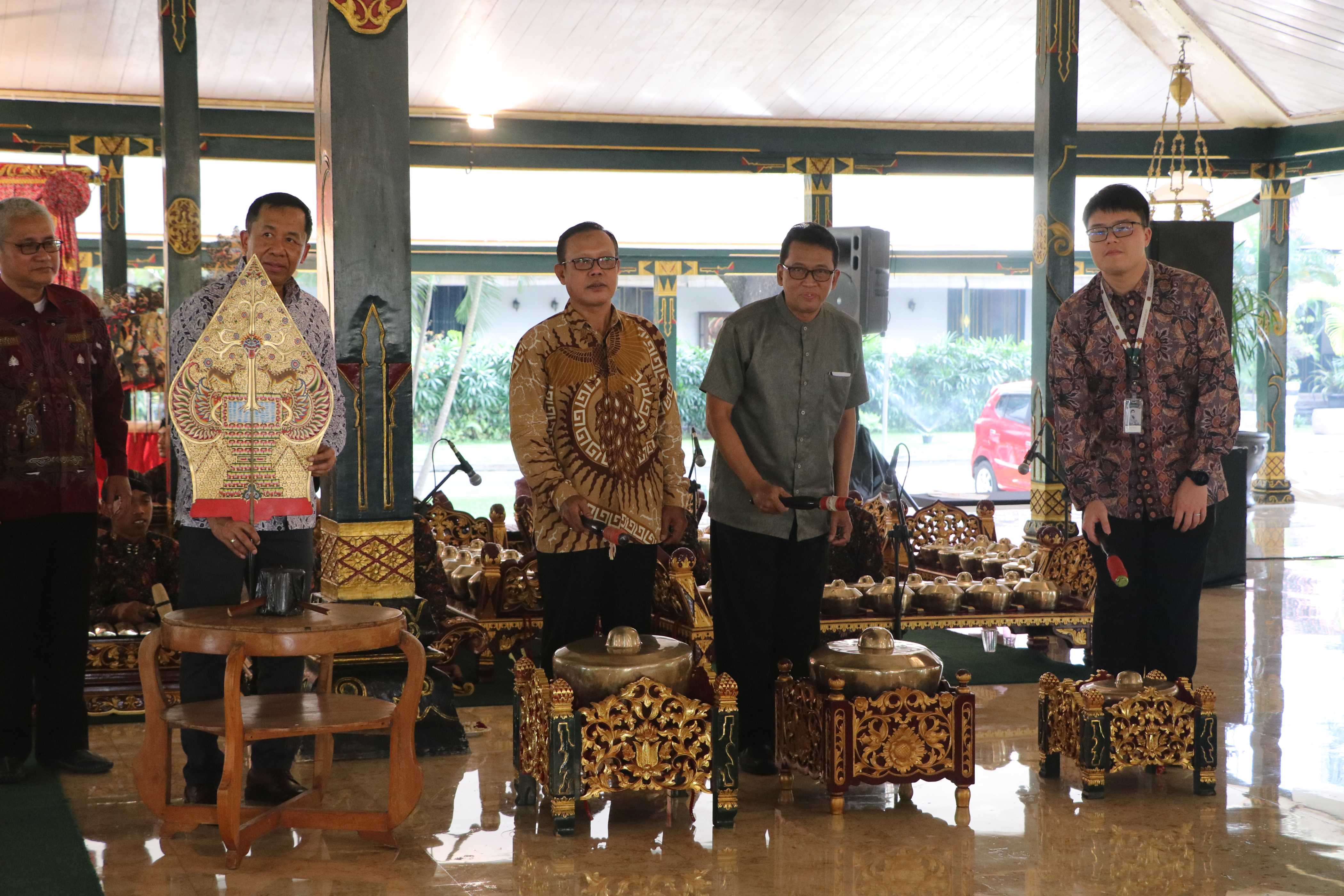 Sinergi Seni dan Budaya, Mahasiswa Gelar Pementasan Laporan Karya Akhir Studi di Pendopo Agung Royal