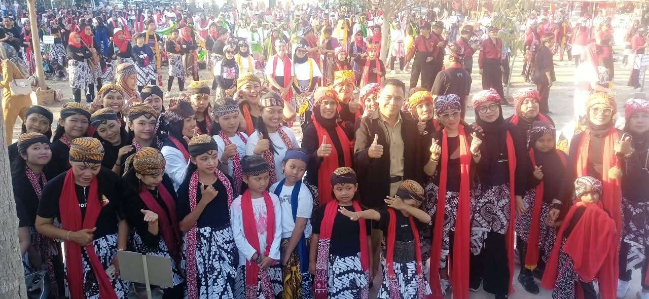 Direktur AKNSBY Menjadi Koreografer Tari Saat Pawai JKPI di Ternate