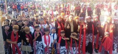Direktur AKNSBY Menjadi Koreografer Tari Saat Pawai JKPI di Ternate